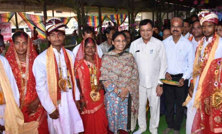 रायपुर : मुख्यमंत्री कन्या विवाह योजना के तहत 48 जोड़े परिणय सूत्र में बंधे रायपुर : मुख्यमंत्री कन्या विवाह योजना के तहत 48 जोड़े परिणय सूत्र में बंधे