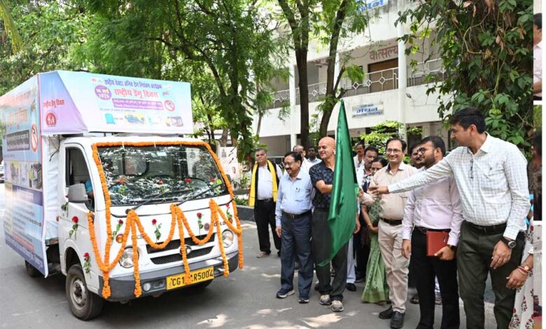 कलेक्टर ने डेंगू जागरूकता के लिए प्रचार रथ को दिखाई हरी झंडी कलेक्टर ने डेंगू जागरूकता के लिए प्रचार रथ को दिखाई हरी झंडी