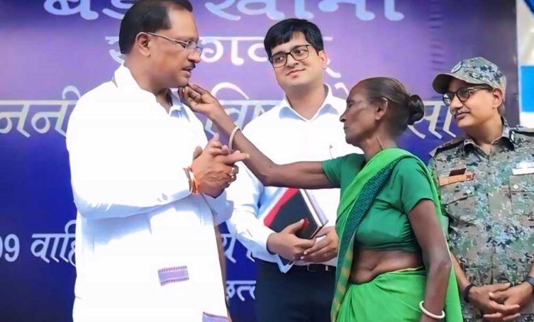 रायपुर : मुख्यमंत्री को माँ ने दिया अपना आशीर्वाद—स्नेह से छुआ गाल, हृदय से कहा धन्यवाद रायपुर : मुख्यमंत्री को माँ ने दिया अपना आशीर्वाद—स्नेह से छुआ गाल, हृदय से कहा धन्यवाद