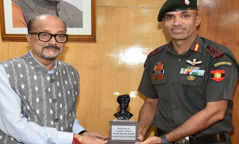 राज्यपाल डेका से छत्तीसगढ़ टेरियर्स के कमांडिंग ऑफिसर ने सौजन्य भेंट की राज्यपाल डेका से छत्तीसगढ़ टेरियर्स के कमांडिंग ऑफिसर ने सौजन्य भेंट की