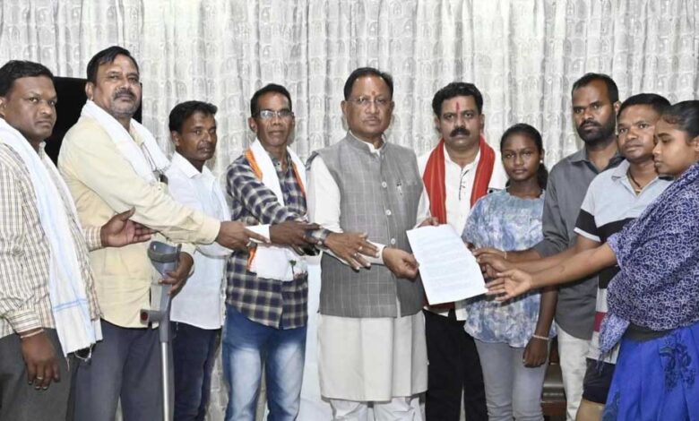 रायपुर : मुख्यमंत्री विष्णु देव साय से नक्सल हिंसा पीड़ितों के प्रतिनिधिमंडल ने की मुलाकात