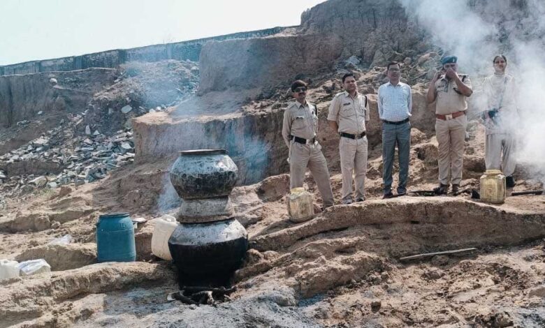 रायपुर : 34 हजार रुपये मूल्य की अवैध कच्ची शराब व महुआ लाहन जब्त रायपुर : 34 हजार रुपये मूल्य की अवैध कच्ची शराब व महुआ लाहन जब्त