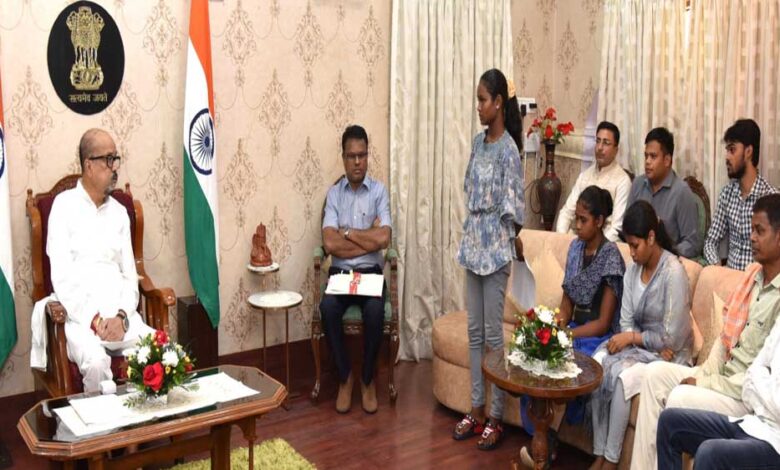 रायपुर : नक्सल प्रभावितों को हर संभव सहायता दी जाएगी – डेका रायपुर : नक्सल प्रभावितों को हर संभव सहायता दी जाएगी – डेका