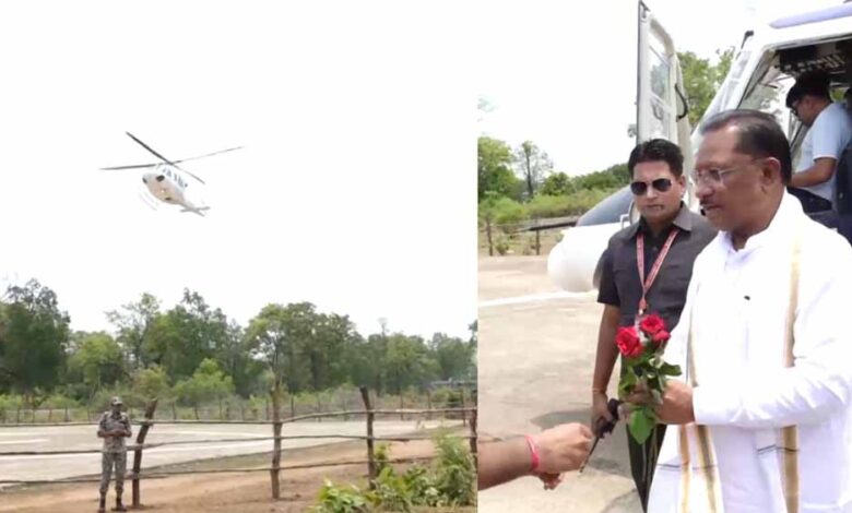 मुख्यमंत्री साय का हेलीकॉप्टर उतरा सीतगांव में, लोगों को दी सौगात मुख्यमंत्री साय का हेलीकॉप्टर उतरा सीतगांव में, लोगों को दी सौगात