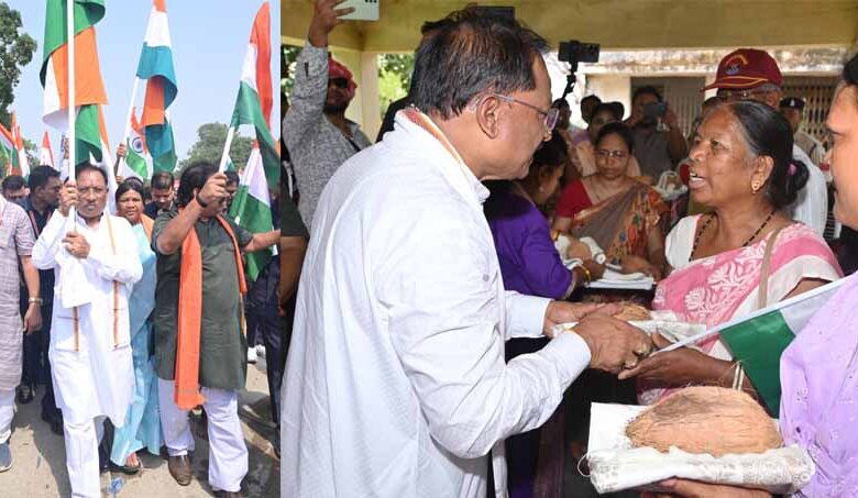 मुख्यमंत्री ने तिरंगा यात्रा के अवसर पर शहीदों के परिजनों को शाल और श्रीफल भेंटकर सम्मानित किया मुख्यमंत्री ने तिरंगा यात्रा के अवसर पर शहीदों के परिजनों को शाल और श्रीफल भेंटकर सम्मानित किया