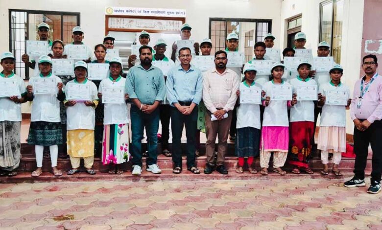कलेक्टर देवेश कुमार ध्रुव के निर्देशन तथा मार्गदर्शन में 24 आत्मसमर्पित नक्सलियों को कृषि उद्यमी प्रमाण पत्र कलेक्टर देवेश कुमार ध्रुव के निर्देशन तथा मार्गदर्शन में 24 आत्मसमर्पित नक्सलियों को कृषि उद्यमी प्रमाण पत्र