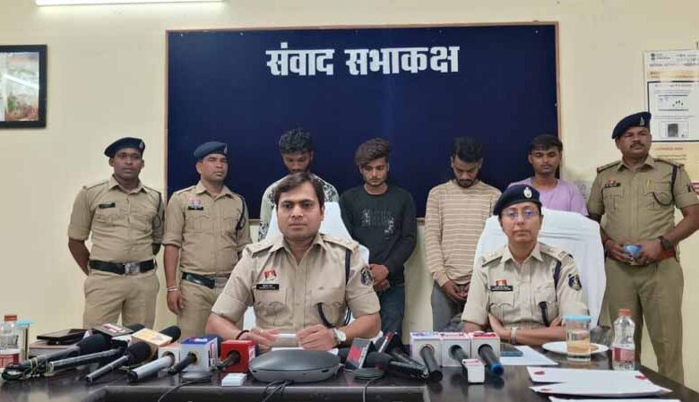 पुलिस ने घेराबंदी पकड़े ब्राउन शुगर और अफीम की तस्करी करते 4 तस्कर पुलिस ने घेराबंदी पकड़े ब्राउन शुगर और अफीम की तस्करी करते 4 तस्कर