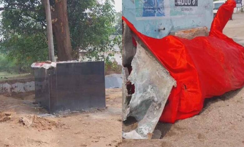 गौरेला में भारी बवाल: रात के अंधेरे में हटाई गई स्व. अजीत जोगी की प्रतिमा, गंदी जगह में फेंकी गौरेला में भारी बवाल: रात के अंधेरे में हटाई गई स्व. अजीत जोगी की प्रतिमा, गंदी जगह में फेंकी