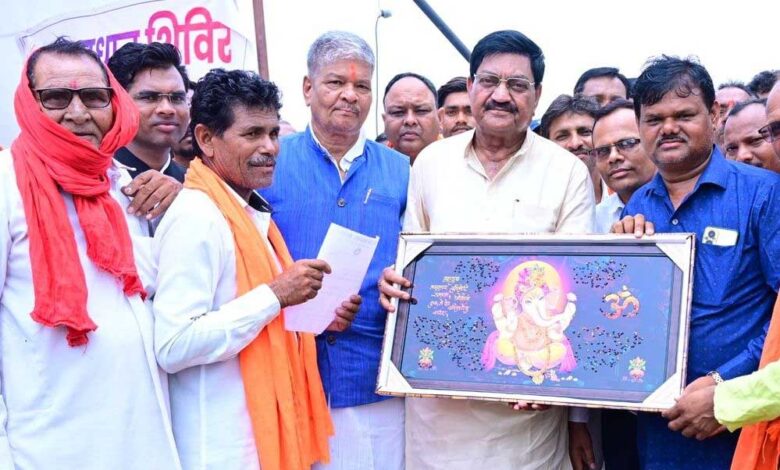 सुशासन तिहार-2025 : बालसमुंद समाधान शिविर में शामिल हुए खाद्य मंत्री बघेल सुशासन तिहार-2025 : बालसमुंद समाधान शिविर में शामिल हुए खाद्य मंत्री बघेल