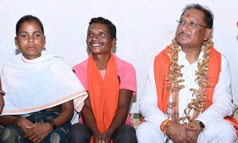 पहाड़ी कोरवा के पीएम जनमन आवास में पहुंचे मुख्यमंत्री पहाड़ी कोरवा के पीएम जनमन आवास में पहुंचे मुख्यमंत्री