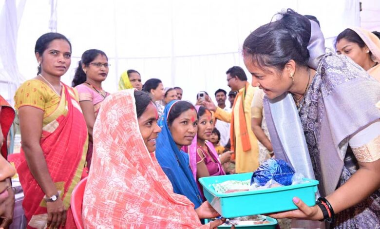 रायपुर : समस्याओं का त्वरित समाधान ही सुशासन की सच्ची पहचान: मंत्री श्रीमती लक्ष्मी राजवाड़े रायपुर : समस्याओं का त्वरित समाधान ही सुशासन की सच्ची पहचान: मंत्री श्रीमती लक्ष्मी राजवाड़े