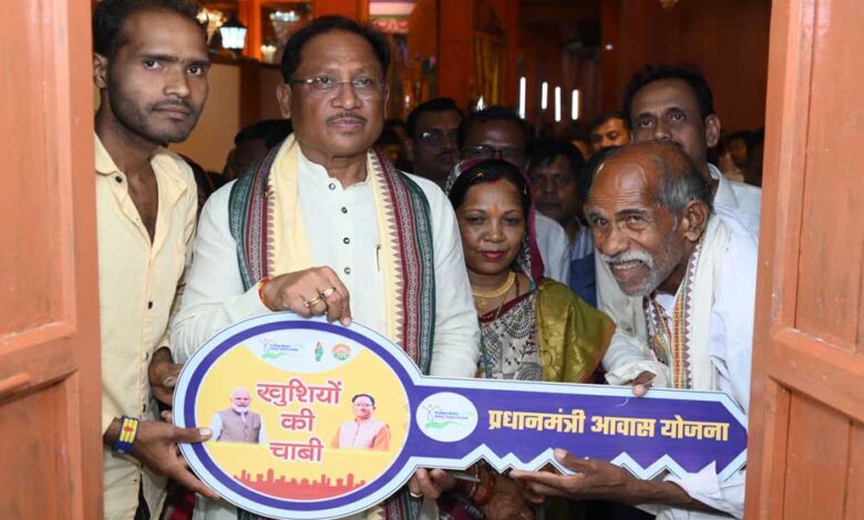 रायपुर : मुख्यमंत्री ने दोकड़ा में पीएम आवास योजना के हितग्राही संतु चक्रेस को चाबी देकर गृह प्रवेश कराया रायपुर : मुख्यमंत्री ने दोकड़ा में पीएम आवास योजना के हितग्राही संतु चक्रेस को चाबी देकर गृह प्रवेश कराया