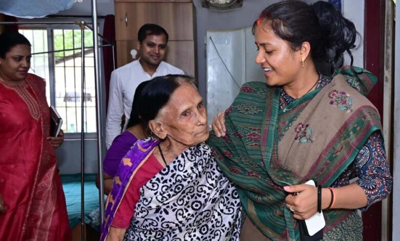 बुजुर्गों के सम्मान और कल्याण के लिए साय सरकार है प्रतिबद्ध: मंत्री श्रीमती लक्ष्मी राजवाड़े बुजुर्गों के सम्मान और कल्याण के लिए साय सरकार है प्रतिबद्ध: मंत्री श्रीमती लक्ष्मी राजवाड़े