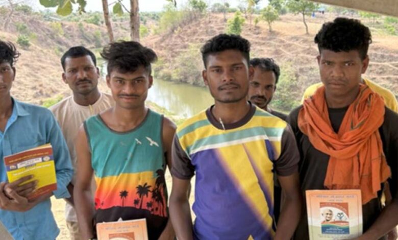 रायपुर : नाला में बने चेक डेम से पानी को तरसते किसानों के चेहरे पर आई मुस्कान रायपुर : नाला में बने चेक डेम से पानी को तरसते किसानों के चेहरे पर आई मुस्कान