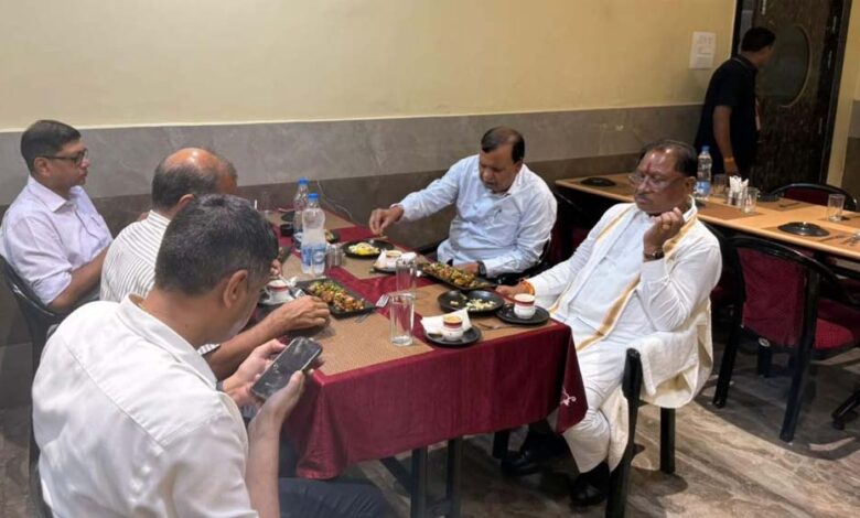 मुख्यमंत्री विष्णुदेव साय ने सिमगा में ढाबा में किया भोजन, स्थानीय लोगों से की आत्मीय बातचीत मुख्यमंत्री विष्णुदेव साय ने सिमगा में ढाबा में किया भोजन, स्थानीय लोगों से की आत्मीय बातचीत
