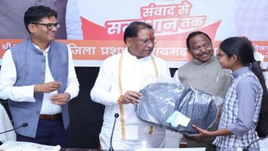 रायपुर : मुख्यमंत्री ने प्रतिभावान विद्यार्थियों को किया सम्मानित, लैपटॉप-टैबलेट भेंट कर बढ़ाया उत्साह