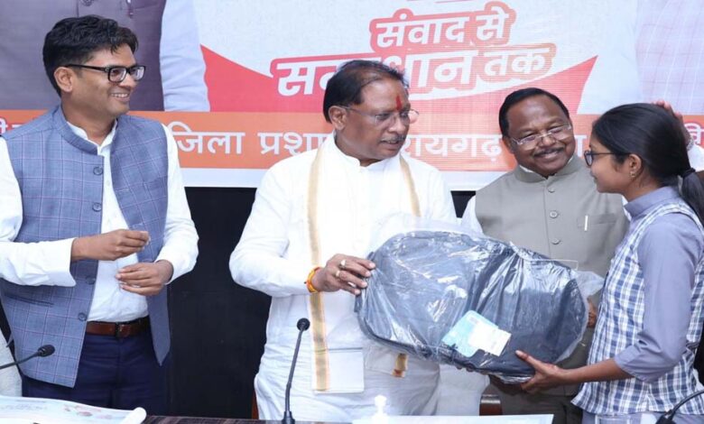 रायपुर : मुख्यमंत्री ने प्रतिभावान विद्यार्थियों को किया सम्मानित, लैपटॉप-टैबलेट भेंट कर बढ़ाया उत्साह रायपुर : मुख्यमंत्री ने प्रतिभावान विद्यार्थियों को किया सम्मानित, लैपटॉप-टैबलेट भेंट कर बढ़ाया उत्साह