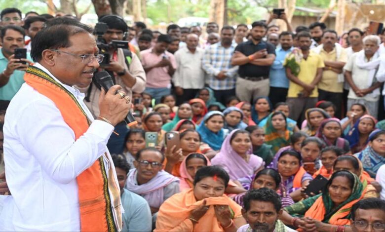 गुलमोहर पेड़ के नीचे लगी मुख्यमंत्री की चौपाल: सारंगढ़-बिलाइगढ़ जिले के ग्राम कनकबीरा में उतरा उड़नखटोला गुलमोहर पेड़ के नीचे लगी मुख्यमंत्री की चौपाल: सारंगढ़-बिलाइगढ़ जिले के ग्राम कनकबीरा में उतरा उड़नखटोला