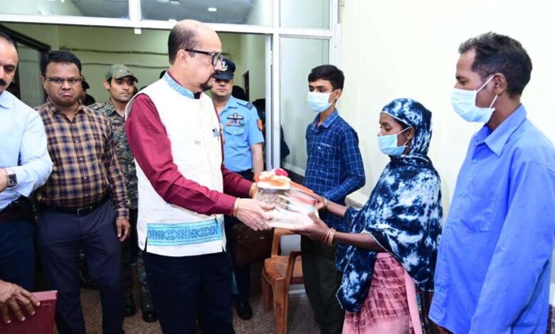 रायपुर : राज्यपाल श्री रमेन डेका ने टी बी मरीजों को भेंट की पोषण टोकरी रायपुर : राज्यपाल श्री रमेन डेका ने टी बी मरीजों को भेंट की पोषण टोकरी