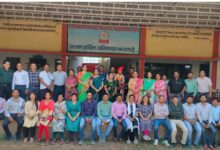 मनेंद्रगढ़ शासकीय विवेकानन्द महाविद्यालय से सेवानिवृत्त हुए कर्मचारी की गाजे-बाजे के साथ विदाई