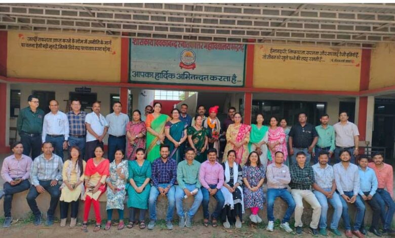मनेंद्रगढ़ शासकीय विवेकानन्द महाविद्यालय से सेवानिवृत्त हुए कर्मचारी की गाजे-बाजे के साथ विदाई मनेंद्रगढ़ शासकीय विवेकानन्द महाविद्यालय से सेवानिवृत्त हुए कर्मचारी की गाजे-बाजे के साथ विदाई