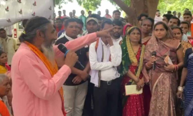 सांसद भोजराज नाग ने पीएचई इंजीनियर की लगाई क्लास सांसद भोजराज नाग ने पीएचई इंजीनियर की लगाई क्लास