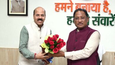 CM साय से इंदिरा गांधी कृषि विश्वविद्यालय के कुलपति डॉ. गिरीश चंदेल ने आज उनके निवास कार्यालय में सौजन्य भेंट