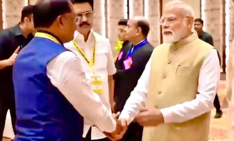 ….जब प्रधानमंत्री नरेंद्र मोदी ने मुख्यमंत्री विष्णुदेव साय का थामा हाथ और कहा-छत्तीसगढ़ की बात अभी बाकी है… ….जब प्रधानमंत्री नरेंद्र मोदी ने मुख्यमंत्री विष्णुदेव साय का थामा हाथ और कहा-छत्तीसगढ़ की बात अभी बाकी है…