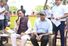 सुशासन तिहार 2025: सक्ती के बंदोरा गांव में हेलीकॉप्टर से पहुंचे CM विष्णुदेव साय, पीपल के पेड़ के नीचे लगाई चौपाल,खाट पर बैठकर सुनीं ग्रामीणों की समस्याएं