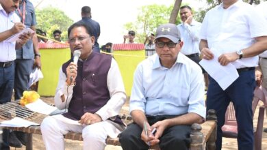 सुशासन तिहार 2025: सक्ती के बंदोरा गांव में हेलीकॉप्टर से पहुंचे CM विष्णुदेव साय, पीपल के पेड़ के नीचे लगाई चौपाल,खाट पर बैठकर सुनीं ग्रामीणों की समस्याएं