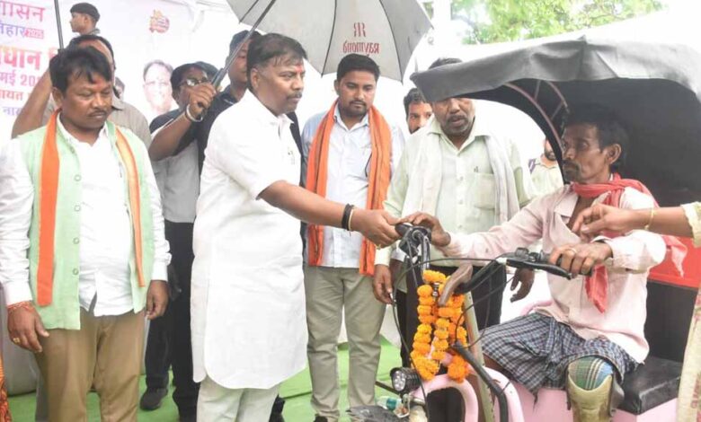 रायपुर : सुशासन तिहार में दिव्यांग रामूराम की समस्या पर हुई त्वरित सुनवाई रायपुर : सुशासन तिहार में दिव्यांग रामूराम की समस्या पर हुई त्वरित सुनवाई