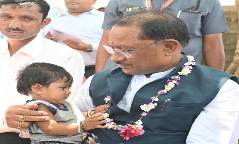 रायपुर : मुख्यमंत्री अचानक पहुंचे बेमेतरा के सहसपुर, लिया ग्रामीणों से सीधा फीडबैक रायपुर : मुख्यमंत्री अचानक पहुंचे बेमेतरा के सहसपुर, लिया ग्रामीणों से सीधा फीडबैक