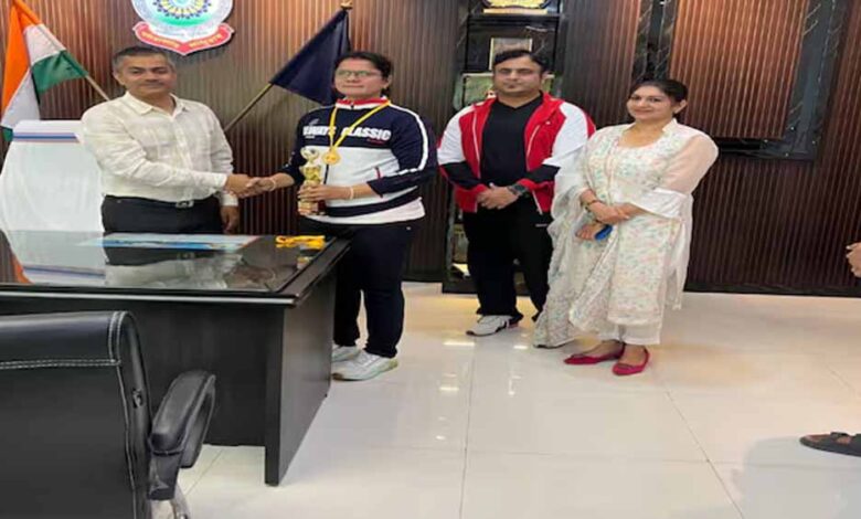 प्रधान आरक्षक ने स्ट्रॉन्ग वुमन ऑफ छत्तीसगढ़ का खिताब जीता, पॉवरलिफ्टिंग में गोल्ड पर जमाया कब्जा प्रधान आरक्षक ने स्ट्रॉन्ग वुमन ऑफ छत्तीसगढ़ का खिताब जीता, पॉवरलिफ्टिंग में गोल्ड पर जमाया कब्जा