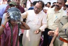 रायपुर : मुख्यमंत्री विष्णु देव साय ने चौपाल में अपने हाथों से दो युवाओं को पहनाया हेलमेट