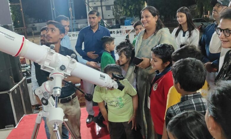 CG NEWS: मिनी स्टेडियम बना तारों की पाठशाला, कोरिया में बच्चों ने लिया तारों का इंटरव्यू, मिनी स्टेडियम में हुआ मेगा स्काई वॉचिंग प्रोग्राम… CG NEWS: मिनी स्टेडियम बना तारों की पाठशाला, कोरिया में बच्चों ने लिया तारों का इंटरव्यू, मिनी स्टेडियम में हुआ मेगा स्काई वॉचिंग प्रोग्राम…