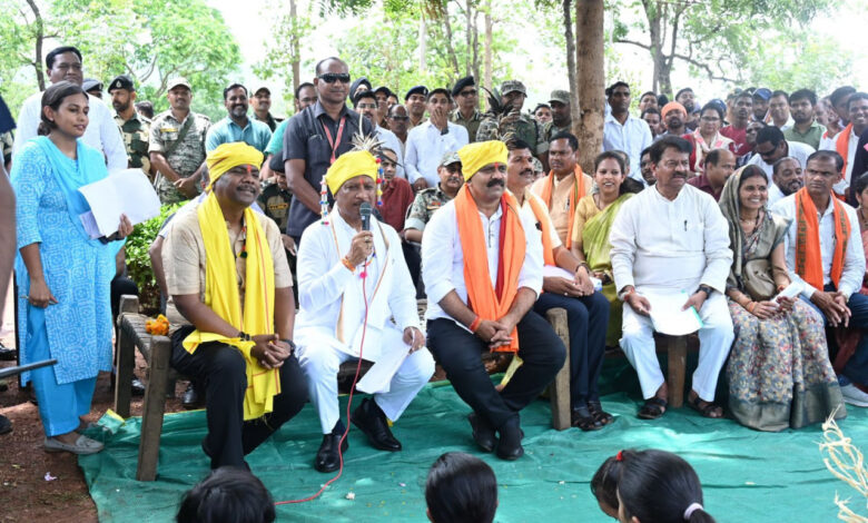 CG NEWS: मुख्यमंत्री विष्णु देव साय ने बासिंग में चौपाल लगाकर ग्रामीणों से किया जनसंवाद, सौगातों की बारिश से ग्रामीणों के चेहरे खिले… CG NEWS: मुख्यमंत्री विष्णु देव साय ने बासिंग में चौपाल लगाकर ग्रामीणों से किया जनसंवाद, सौगातों की बारिश से ग्रामीणों के चेहरे खिले…