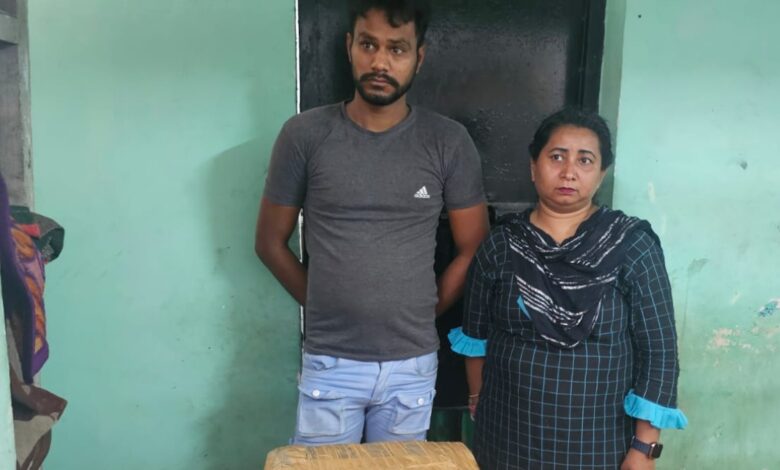 CG Crime News : नशा तस्करों के खिलाफ पुलिस का सख्त कदम, पति-पत्नी से भारी मात्रा में हुआ गांजा बरामद… CG Crime News : नशा तस्करों के खिलाफ पुलिस का सख्त कदम, पति-पत्नी से भारी मात्रा में हुआ गांजा बरामद…