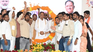 CG News: मुख्यमंत्री सुशासन तिहार में ग्रामीणों से हुए रूबरू, कहा – गरीब परिवारों को पक्का मकान देकर प्रधानमंत्री नरेंद्र मोदी के संकल्प को साकार कर रही है छत्तीसगढ़ सरकार…
