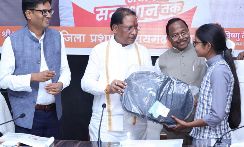 CG News: मुख्यमंत्री विष्णु देव साय ने मेधावी विद्यार्थियों को किया सम्मानित, तकनीकी उपहार से टॉपर्स को किया पुरस्कृत…..