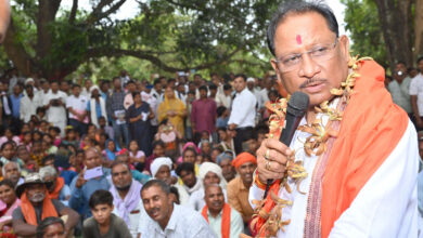 CG News- सुशासन तिहार: तेज हवाओं के बीच इस ग्राम में अचानक उतरा मुख्यमंत्री का हेलिकॉप्टर: CM साय के आगमन से गांव में खुशी की लहर, हुआ आत्मीय स्वागत….