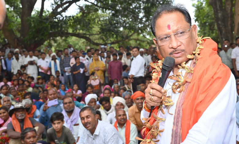 CG News- सुशासन तिहार: तेज हवाओं के बीच इस ग्राम में अचानक उतरा मुख्यमंत्री का हेलिकॉप्टर: CM साय के आगमन से गांव में खुशी की लहर, हुआ आत्मीय स्वागत…. CG News- सुशासन तिहार: तेज हवाओं के बीच इस ग्राम में अचानक उतरा मुख्यमंत्री का हेलिकॉप्टर: CM साय के आगमन से गांव में खुशी की लहर, हुआ आत्मीय स्वागत….