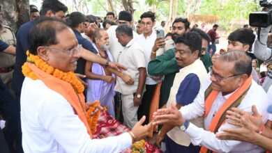 CG NEWS: सारंगढ़-बिलाईगढ़ जिले के इस ग्राम में उतरा मुख्यमंत्री साय का उड़नखटोला, मुख्यमंत्री ने ग्रामीणों से किया संवाद, कहा-आपके बीच आकर परिवार सा महसूस कर रहा हूँ…..