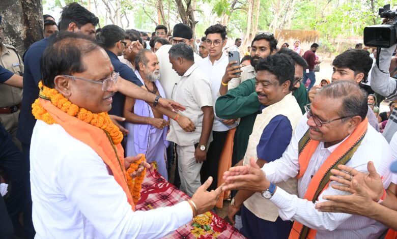 CG NEWS: सारंगढ़-बिलाईगढ़ जिले के इस ग्राम में उतरा मुख्यमंत्री साय का उड़नखटोला, मुख्यमंत्री ने ग्रामीणों से किया संवाद, कहा-आपके बीच आकर परिवार सा महसूस कर रहा हूँ….. CG NEWS: सारंगढ़-बिलाईगढ़ जिले के इस ग्राम में उतरा मुख्यमंत्री साय का उड़नखटोला, मुख्यमंत्री ने ग्रामीणों से किया संवाद, कहा-आपके बीच आकर परिवार सा महसूस कर रहा हूँ…..