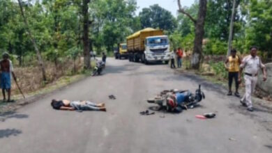 CG Accident- भीषण सड़क हादसा: ट्रक से सीधी टक्कर में बाइक सवार युवक की मौके पर हुई मौत, दो की हालत गंभीर….