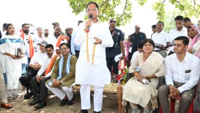 CG News- हेलीकॉप्टर से इस गांव में अचानक पहुंचे मुख्यमंत्री विष्णु देव साय, महुआ पेड़ की छांव में सुशासन की चौपाल, मुख्यमंत्री ने कहा: “सरकार कैसे काम कर रही है, जानने खुद आया हूं”….