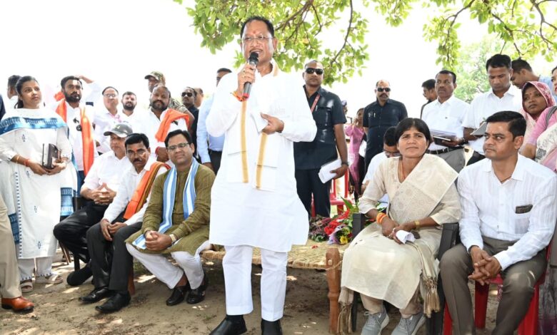 CG News- हेलीकॉप्टर से इस गांव में अचानक पहुंचे मुख्यमंत्री विष्णु देव साय, महुआ पेड़ की छांव में सुशासन की चौपाल, मुख्यमंत्री ने कहा: “सरकार कैसे काम कर रही है, जानने खुद आया हूं”…. CG News- हेलीकॉप्टर से इस गांव में अचानक पहुंचे मुख्यमंत्री विष्णु देव साय, महुआ पेड़ की छांव में सुशासन की चौपाल, मुख्यमंत्री ने कहा: “सरकार कैसे काम कर रही है, जानने खुद आया हूं”….
