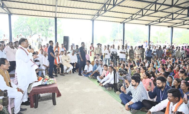 CG News- सुशासन तिहार: कांकेर जिले के इस ग्राम में उतरा मुख्यमंत्री साय का हेलिकॉप्टर, चारपाई में बैठकर ग्रामीणों से किया संवाद, करोड़ों के विकासकार्यों की दी सौगात…. CG News- सुशासन तिहार: कांकेर जिले के इस ग्राम में उतरा मुख्यमंत्री साय का हेलिकॉप्टर, चारपाई में बैठकर ग्रामीणों से किया संवाद, करोड़ों के विकासकार्यों की दी सौगात….