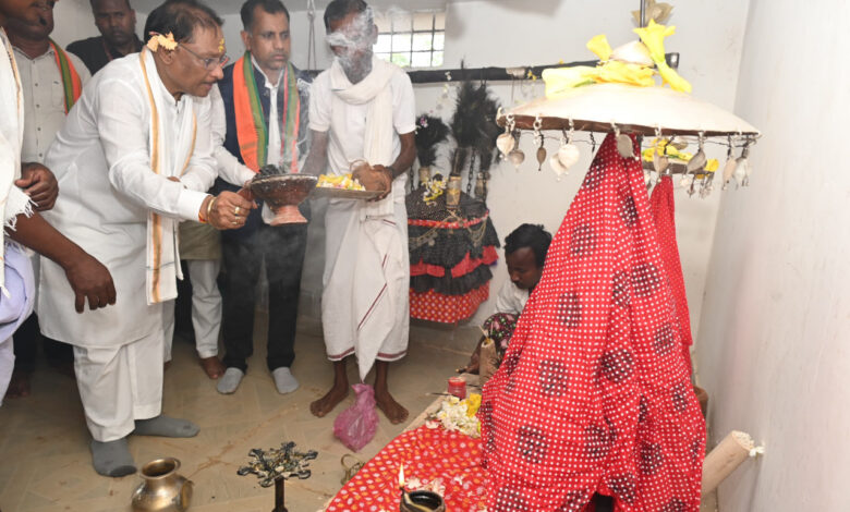 CG News: सुशासन तिहार के तीसरे चरण में बस्तर जिले के इस ग्राम में पहुंचे मुख्यमंत्री, देवगुड़ी परिसर में पूजा-अर्चना कर प्रदेशवासियों की खुशहाली की कामना की…. CG News: सुशासन तिहार के तीसरे चरण में बस्तर जिले के इस ग्राम में पहुंचे मुख्यमंत्री, देवगुड़ी परिसर में पूजा-अर्चना कर प्रदेशवासियों की खुशहाली की कामना की….