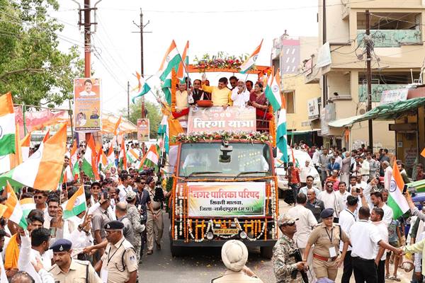 MP News- सीएम डॉ. मोहन यादव सिवनी मालवा में ‘तिरंगा यात्रा’ में हुए शामिल, वीर सैनिकों को दी श्रद्धांजलि…