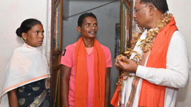 CG News: पहाड़ी कोरवा के पीएम जनमन आवास में पहुंचे मुख्यमंत्री साय, पारंपरिक रीति-रिवाज और सरई फूल की माला से हुआ आत्मीय स्वागत…